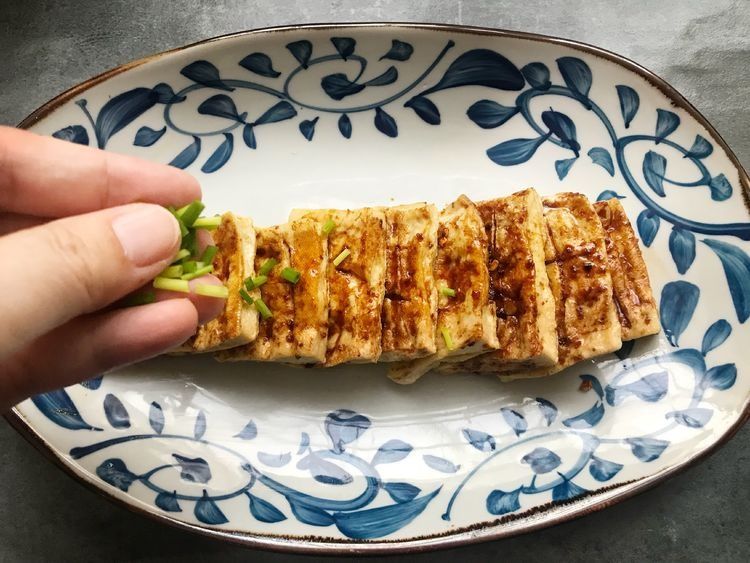 豆腐这样做家人都爱吃,鲜嫩可口,成本不到5块钱,经济又实惠