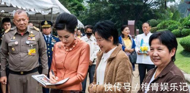 玛哈#同是签文件:苏提达跪地签,诗妮娜躲角落签,泰王却为西拉米铺纸