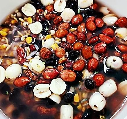  熬腊八粥有很多讲究，牢记3个小窍门，腊八粥香浓软糯，美味好喝！