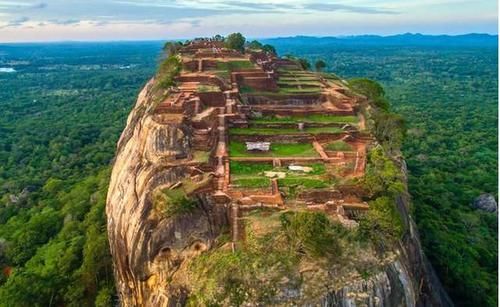 世界上有一座神秘的空中宫殿，建在200多米高的巨大岩石上！