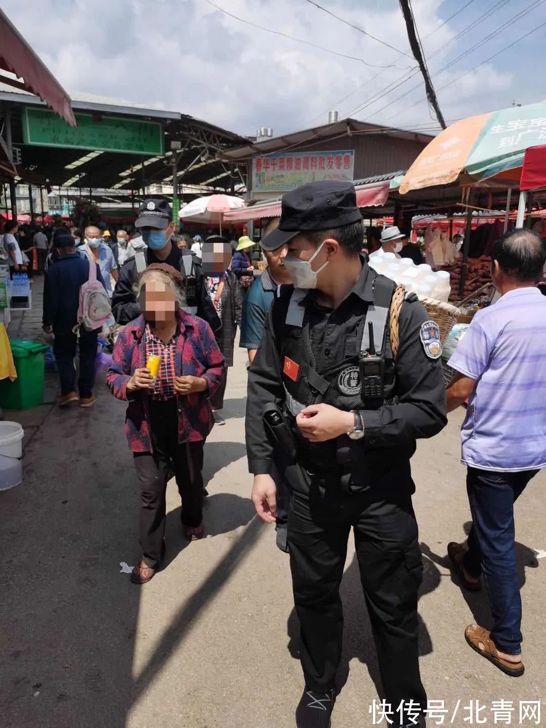 普吉|八旬老人收到百元假钞痛哭流涕，民警慷慨解囊相助