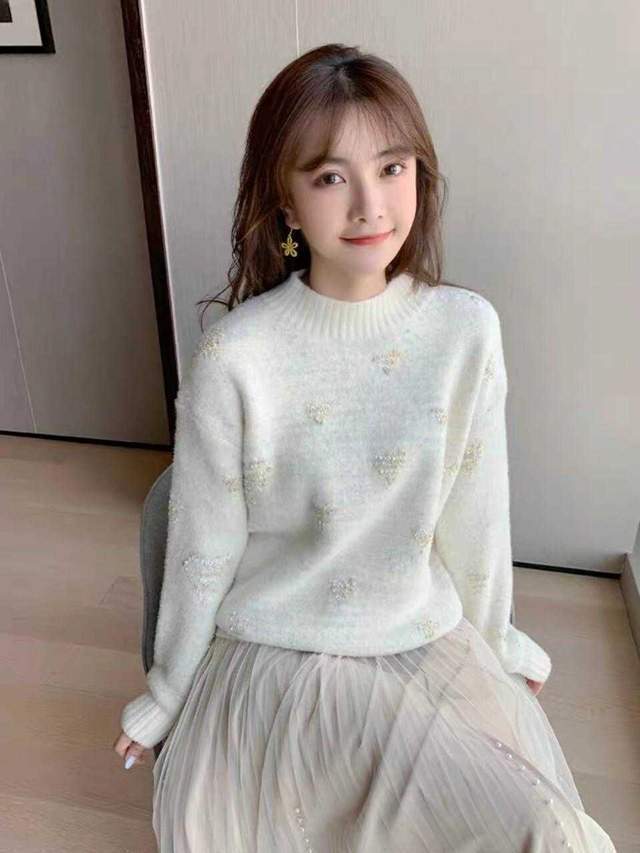 韩系|今年流行穿“针织衫”，搭配半身裙简约洋气，极简穿搭照样高级