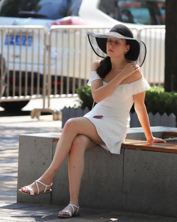 高跟鞋|街拍软玉温香的美女,一件白色上衣配黑色短裤,时尚达人气质