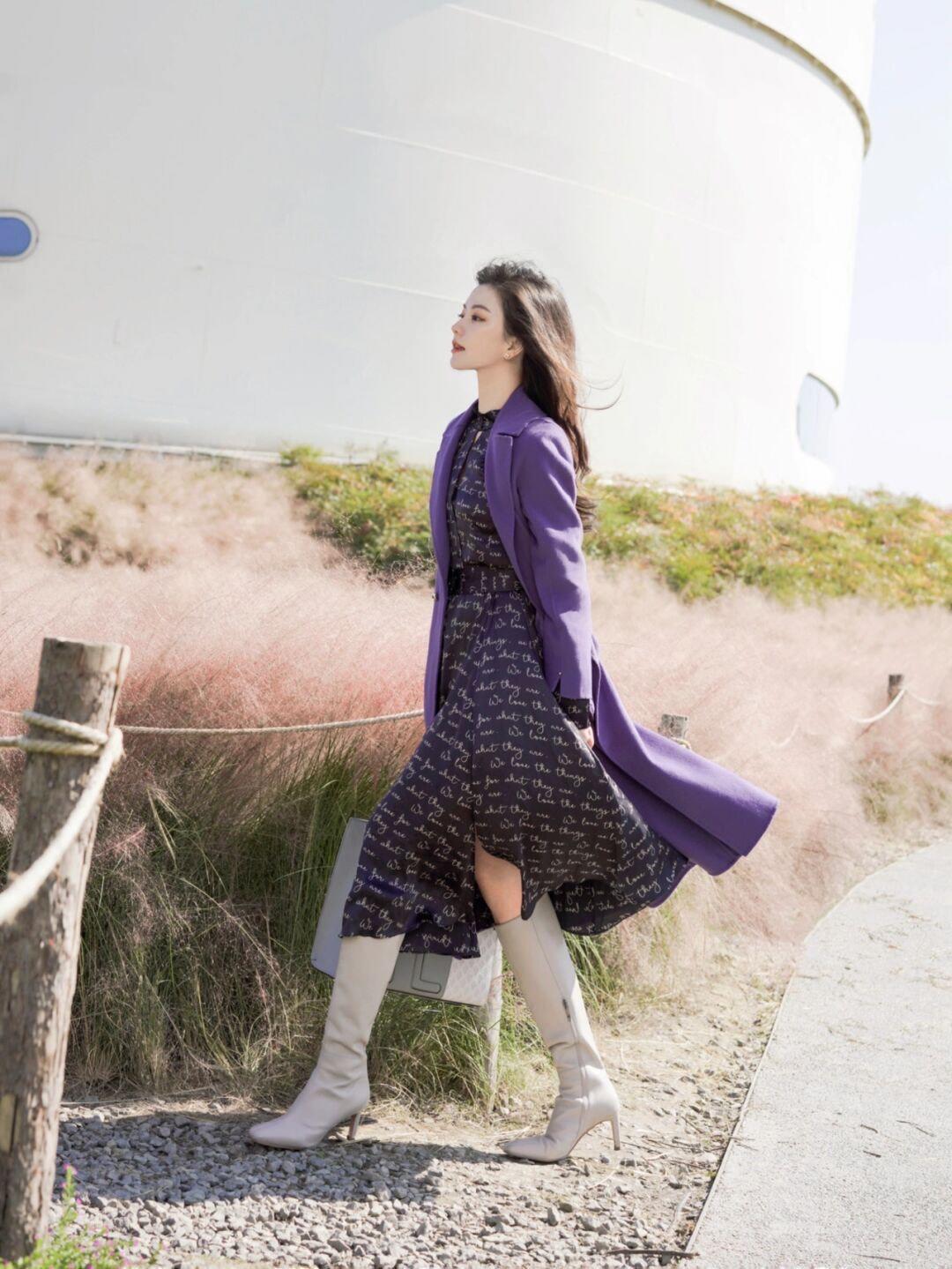 紫色大衣外套 秋冬怎样搭配出知性优雅的气质,碎花裙+紫色大衣外套,时髦又不失女人味!