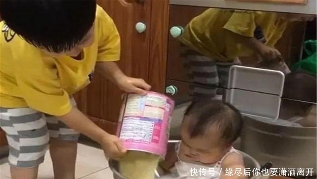 弟弟|熊孩子趁爸妈外出,把弟弟放进锅中加水“炖”了,爸妈发现很崩溃