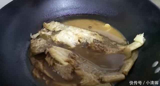 做法|炖鱼时,去腥有人加酒有人加醋,都不对教你最好吃做法,太香了