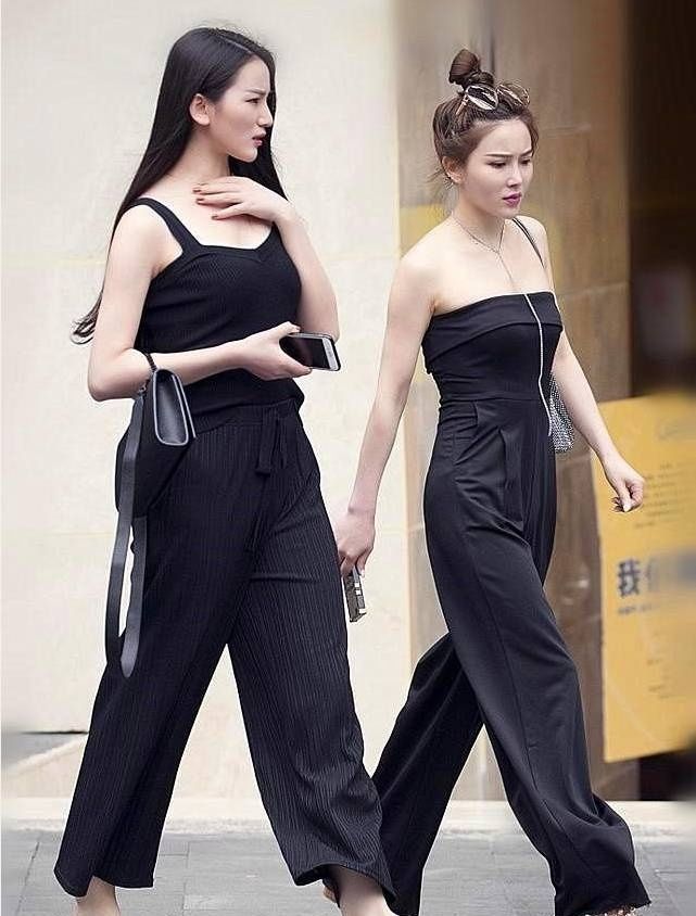 心驰神往|街拍美女背心配紧身裤,秀出马甲线,窈窕身姿,让人心驰神往