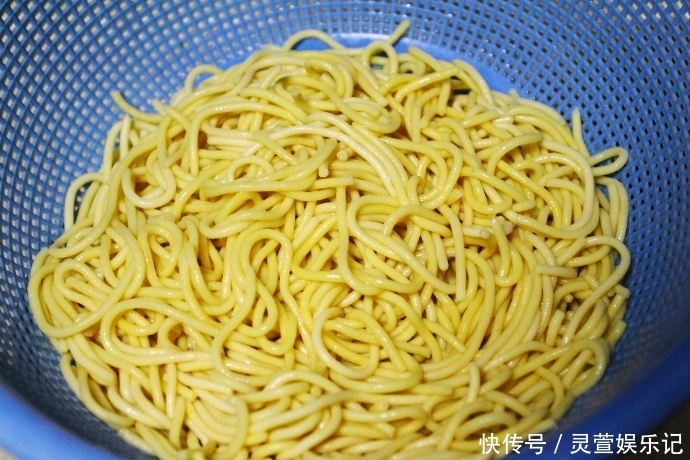 分钟|早上少睡10分钟做一盘炒面给孩子当早餐,简单、省事、营养、美味