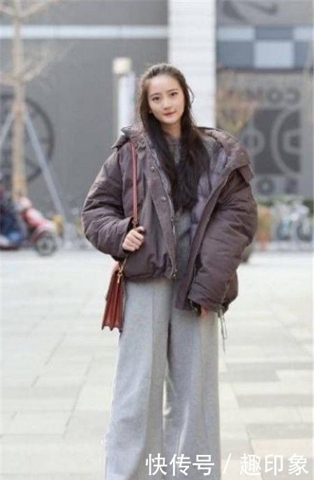 上衣|街拍美女黑色上衣配阔腿裤,身材苗条有致,妩媚又动人