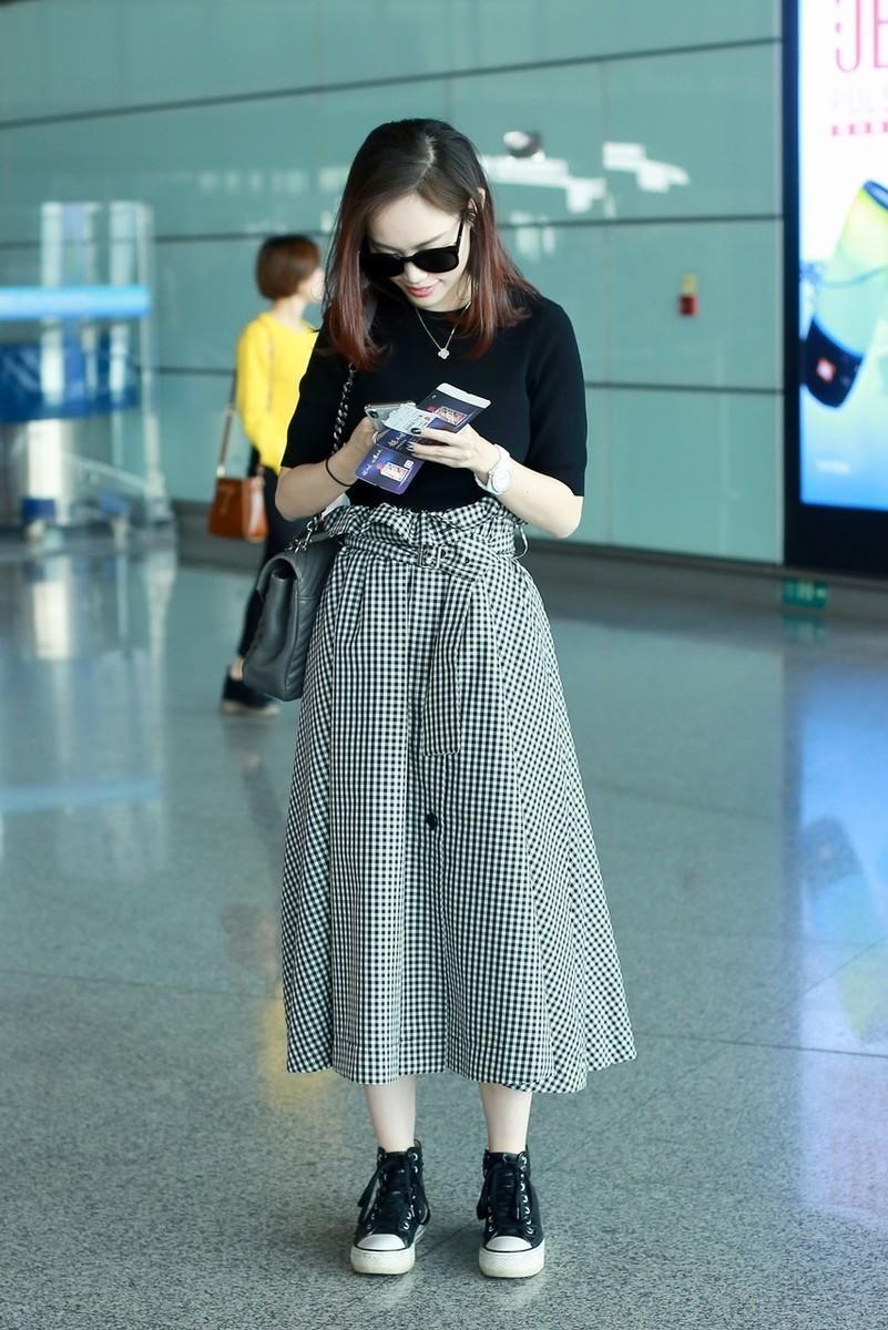 包臀裙|马蓉的夏季机场造型还挺潮流！针织衫搭配格纹半身裙，简约洋气