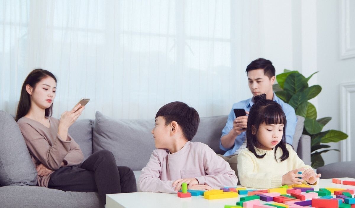 好奇心|不哭了,妈妈把手机还给你。到底该不该让孩子玩手机?答案来了