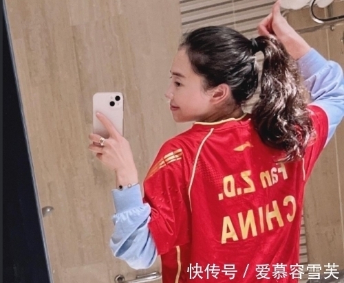 许昕|田志希晒樊振东签名球衣,披身上炫耀,还问与东哥的混双能否实现