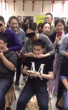 |搞笑GIF:现实和网络上的妹子差距好大,她根本就不合我的胃口