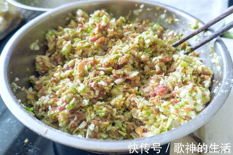小技巧|白菜猪肉馅饺子,10人9错,3个小技巧,饺子鲜嫩多汁孩子特爱吃