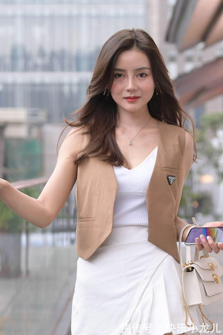 懂得|聪明的女人懂得结合个人的身材,挑选合适的t恤,带来年轻的活力