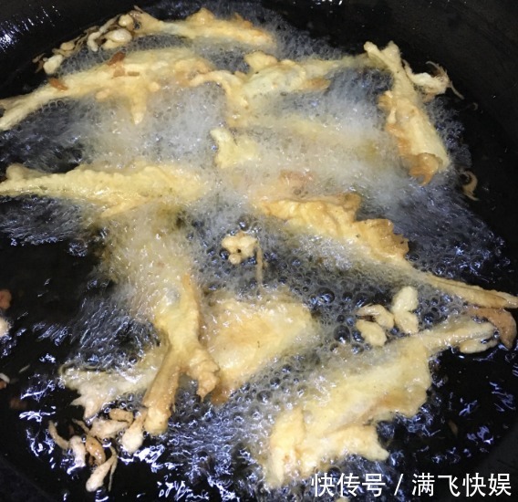 脱糊|炸小鱼时，用什么挂糊很重要，学会这个方法，出锅外酥里嫩，真香