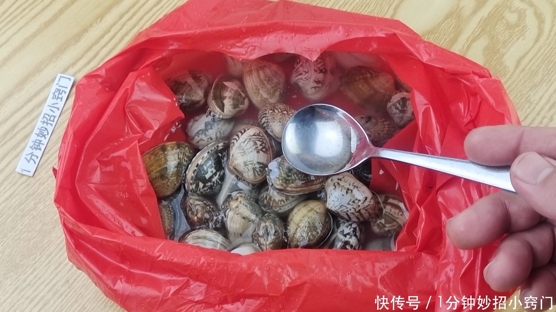 洗花蛤时，不要加盐了！老渔民：教你一招，花蛤疯狂快速吐沙