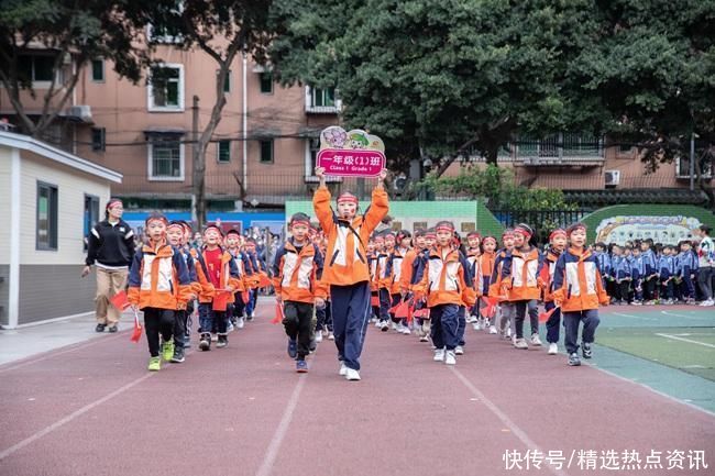 营造大运氛围 成都一小学举行父子对决足球赛