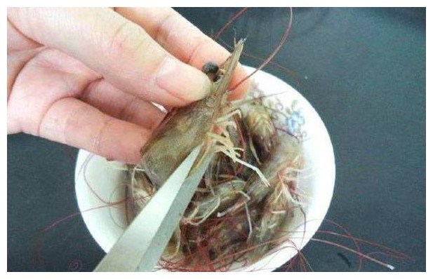 做基围虾，别再傻傻只用白水煮，大厨分享30年秘方，虾肉外酥里