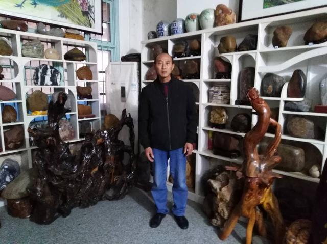 奇形怪状|家乡河里有许多奇形怪状的石头,父子俩请挖机拖了满满7车回家!