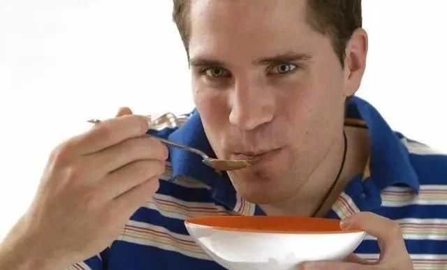 猪腰子|42岁男子腰疼入院,查出肾衰竭,提醒:餐桌上一道“菜”最好少吃