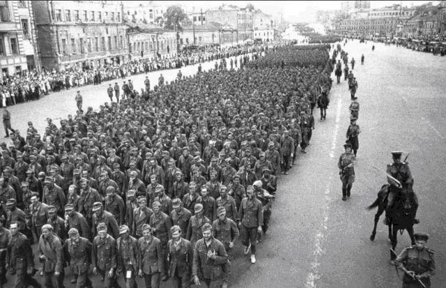 游街|这是对希特勒的羞辱!6万德军战俘被游街,众目睽睽之下拉肚子