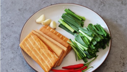 倒入|炒豆腐干时,直接下锅炒是不对的,多做这一步,炒出来柔嫩又入味