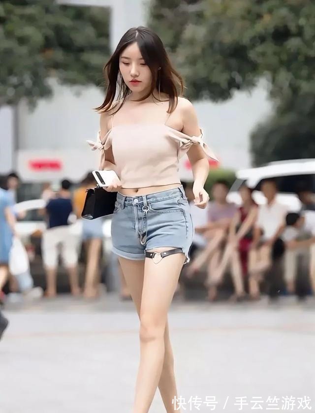 小姐姐 吊带上衣搭配牛仔短裤,这样搭个性又不失雅致,轻松穿出自信美!