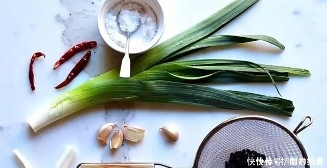 炒土豆丝,千万不要直接炒,2个小诀窍,土豆丝香辣脆爽,超好吃