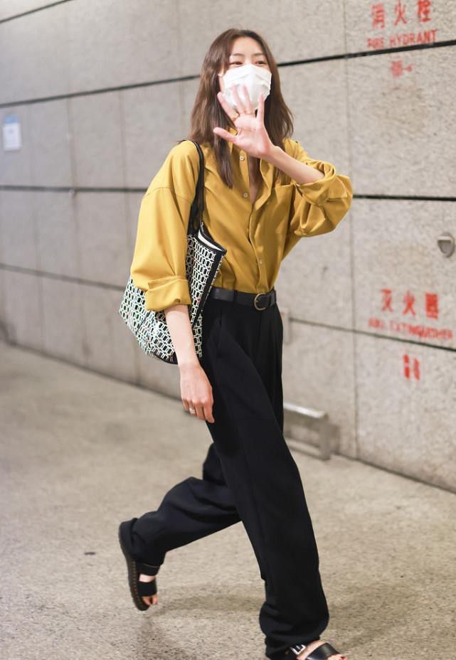 一身|刘雯真是“T台体质”,穿很普通的衬衫加裤子,气质依旧光彩照人