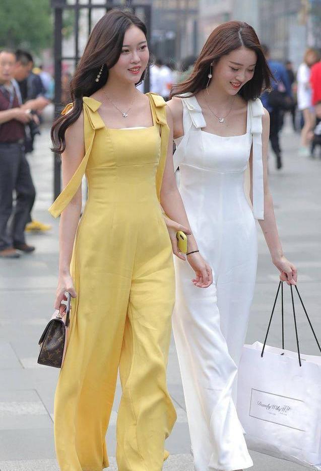 尖头|双胞胎姐妹花,穿同款连体裤搭配尖头细跟鞋,精致的装扮彰显气质