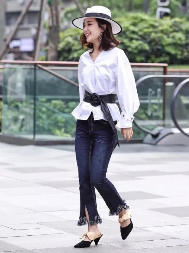 美女|身穿收腰紧身裙的小美女,搭配短款的长袖,高高的马尾辫十分的有型