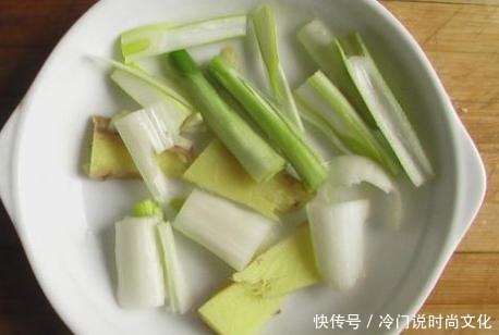 口感|水煮大虾,放盐还是放醋牢记3个要点,虾肉鲜嫩,还无腥味