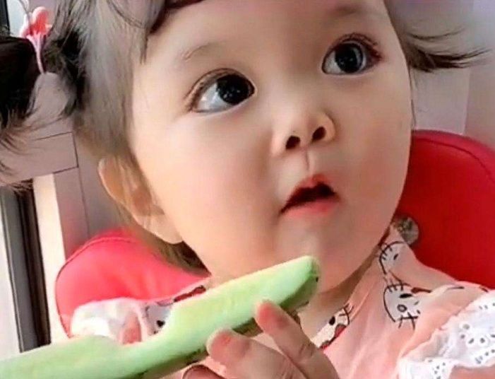 葡萄|出生第一天就火了，“高颜值女婴”睁开眼，护士：我还是第一次见