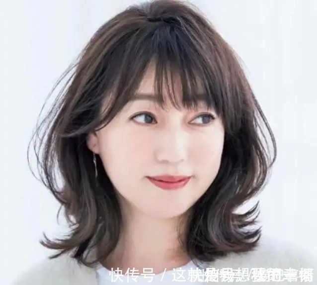 烫发 55岁左右的女人，还在留长直发吗，建议烫这几种发型，优雅好看