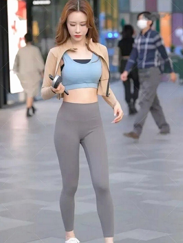 外型 运动型的小姐姐，简单实用又得体知性，让你美得不动声色