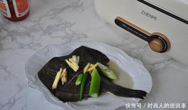 我家蒸鱼从不用料酒,两种食材放鱼上,蒸一蒸,味道又鲜又香