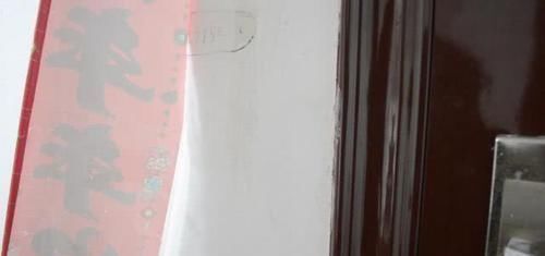 贴春联别用胶带了,教你一个简单的方法,美观又牢固,撕下不留痕