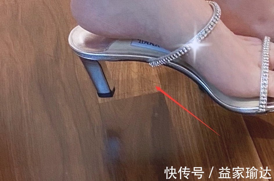 水晶|蔡萝莉晒水晶高跟鞋,意外暴露脱发严重,花10多万植发也没用