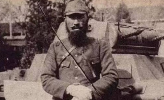 当即|抗战哨兵巡逻,看见一物上下乱跳,当即开枪,日方得知后举国哀悼