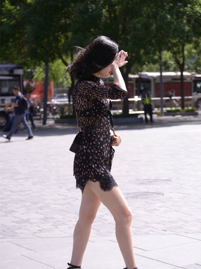 利用“黑胶布”去当鞋带,还挂两个“铃铛”,走路“噪音”太大