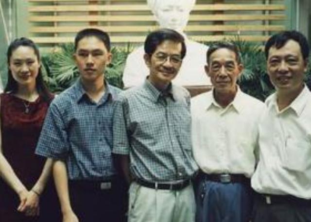 伤心|她是著名歌唱家,因丈夫出轨伤心过度摔下楼梯,后网恋遇现任丈夫