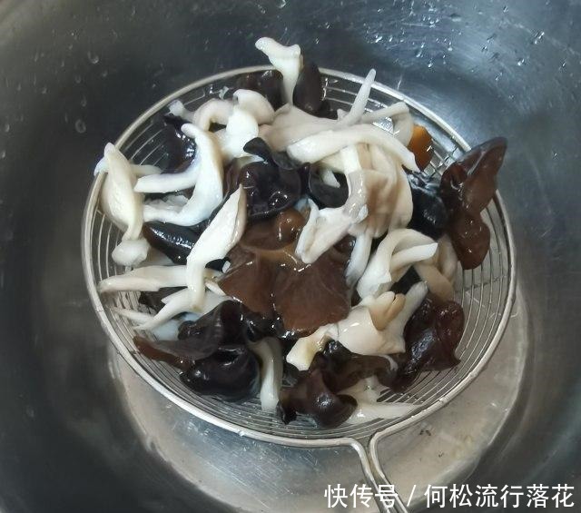 素炒木耳秀珍菇,青爽可口,老少皆宜