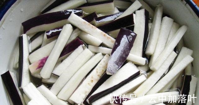 诀窍|炒茄子为何总是太费油分享“两个诀窍”让你炒出茄子好吃不油腻！