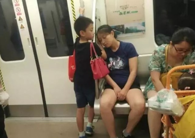 妈妈|地铁上一组照片火了，无数家长感动，网友：这才是真正的“炫富”