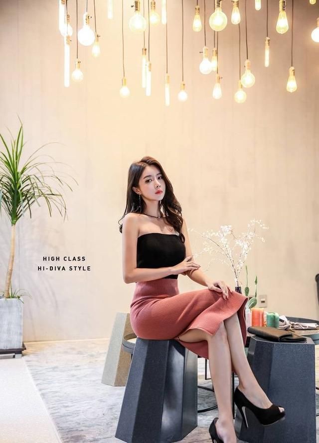 性感|成熟妩媚的小姐姐，时尚穿搭抹胸紧身裙，尽显高挑女神气息