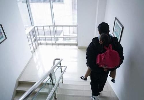 五哈节目出了两个女儿奴,邓超陈赫名副其实,邓超因不舍女儿哭泣