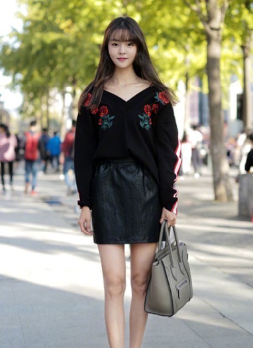 美女|卷发配上粉色衣服,美女看起来好妩媚,洒脱又显大气