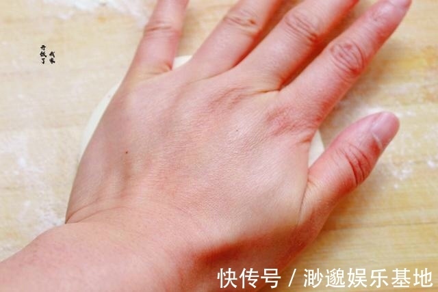 芝麻酱|酥到掉渣的烧饼,平底锅就能做,每次一斤面,咸香酥脆,出锅必光