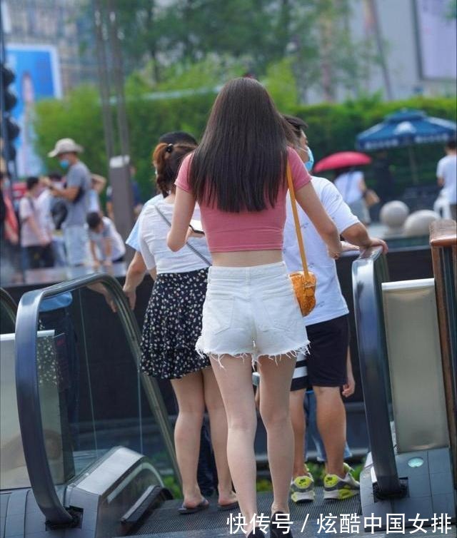 短裤要配短T恤，显身材，洋气！